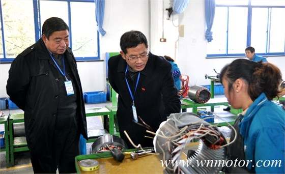 皖南電機(jī)：專(zhuān)家組成員在生產(chǎn)現(xiàn)場(chǎng)查看