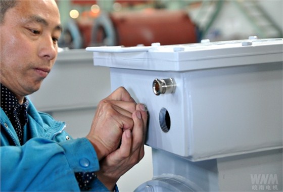 員工在進行盾構(gòu)機電機交付前最后的細查 員工在進行盾構(gòu)機電機交付前最后的細查