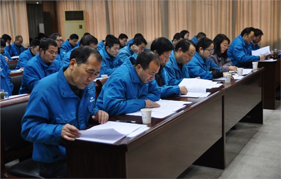 股東代表在認真聽取工作報告 股東代表在認真聽取工作報告