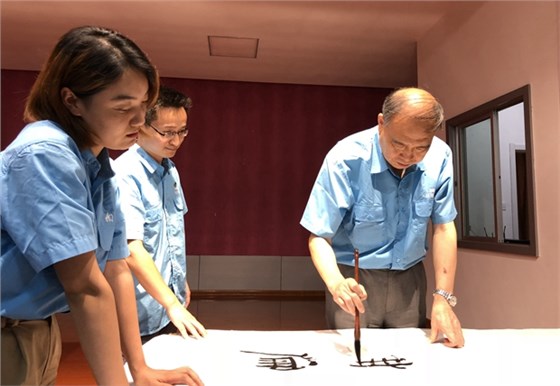 管總現(xiàn)場(chǎng)演示書(shū)法