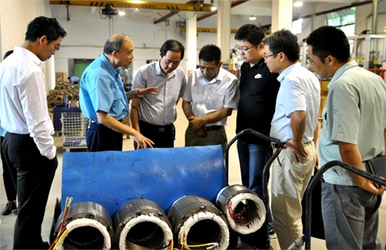 皖南電機管總陪同徐總經(jīng)濟(jì)師在車間調(diào)研