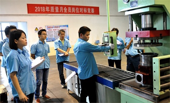 對(duì)標(biāo)競賽員工操作一絲不茍 對(duì)標(biāo)競賽員工操作一絲不茍