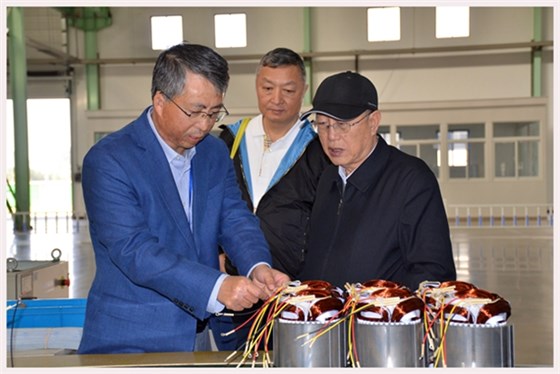 圖為中國(guó)機(jī)械工業(yè)聯(lián)合會(huì)特別顧問(wèn)蔡惟慈（右一）、上海電器科學(xué)研究所(集團(tuán))有限公司黨委書記鄒孟奇（中）在公司副總經(jīng)理孫躍（左一）的陪同下參觀皖南電機(jī)生產(chǎn)車間