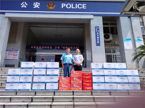 圖為公司安全環(huán)境保護(hù)處處長(zhǎng)董萌蓓為子弟兵及公安民警送去慰問品，并致以節(jié)日的問候和祝福