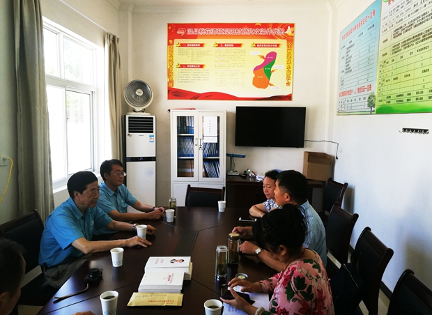 皖南電機(jī)董事長(zhǎng)陳根喜、總經(jīng)理陳學(xué)鋒到觀陽(yáng)村扶貧