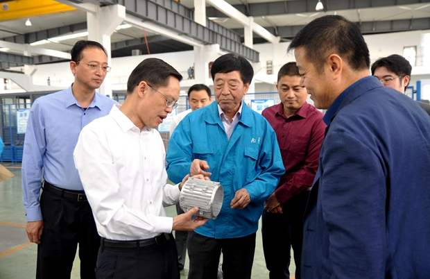 董事長(zhǎng)陳根喜陪同縣委書(shū)記耿鵬在車(chē)間參觀(guān)