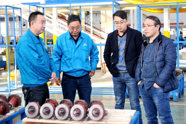 皖南電機(jī)銷(xiāo)售許總向來(lái)賓介紹公司生產(chǎn)情況 皖南電機(jī)銷(xiāo)售許總向來(lái)賓介紹公司生產(chǎn)情況