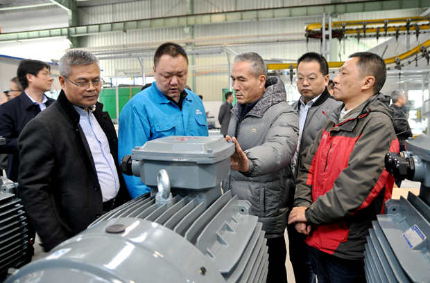 皖南電機(jī)|電機(jī)廠家:來(lái)賓在車(chē)間參觀 皖南電機(jī)|電機(jī)廠家:來(lái)賓在車(chē)間參觀