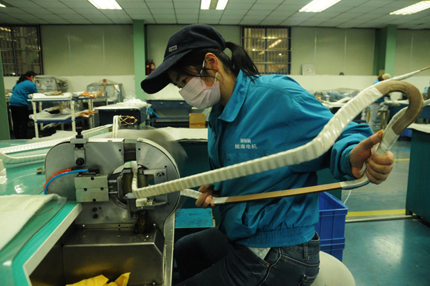 威能公司線(xiàn)圈車(chē)間高壓線(xiàn)圈組正在進(jìn)行成型線(xiàn)圈的機(jī)包作業(yè)