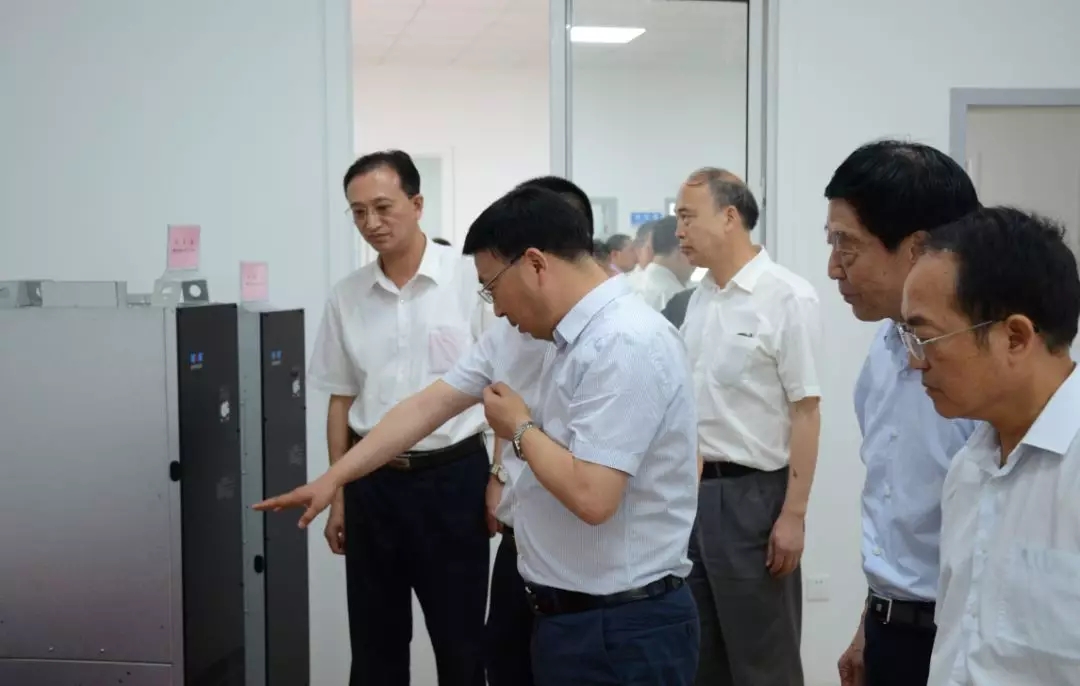 皖南電機：縣領導正在參觀華辰公司產品展廳