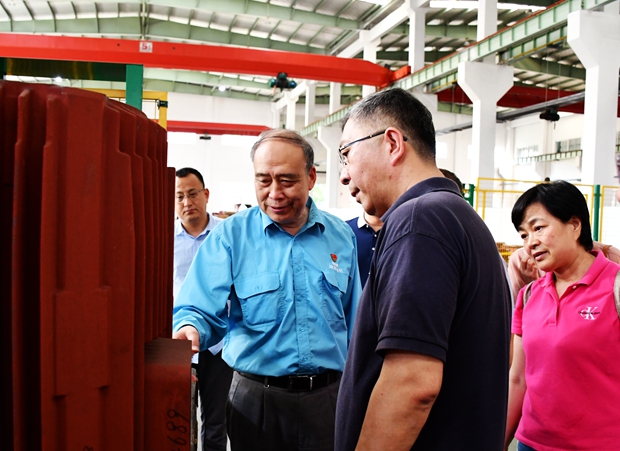 圖為公司黨委書(shū)記、副董事長(zhǎng)管兵正在向校友介紹公司產(chǎn)品