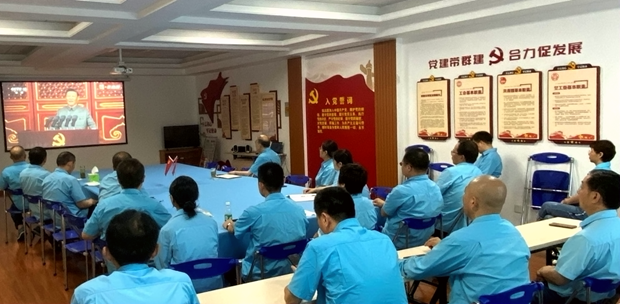 皖南電機(jī)黨委書(shū)記、副董事長(zhǎng)管兵正在與公司黨員干部一起集中收看大會(huì)直播