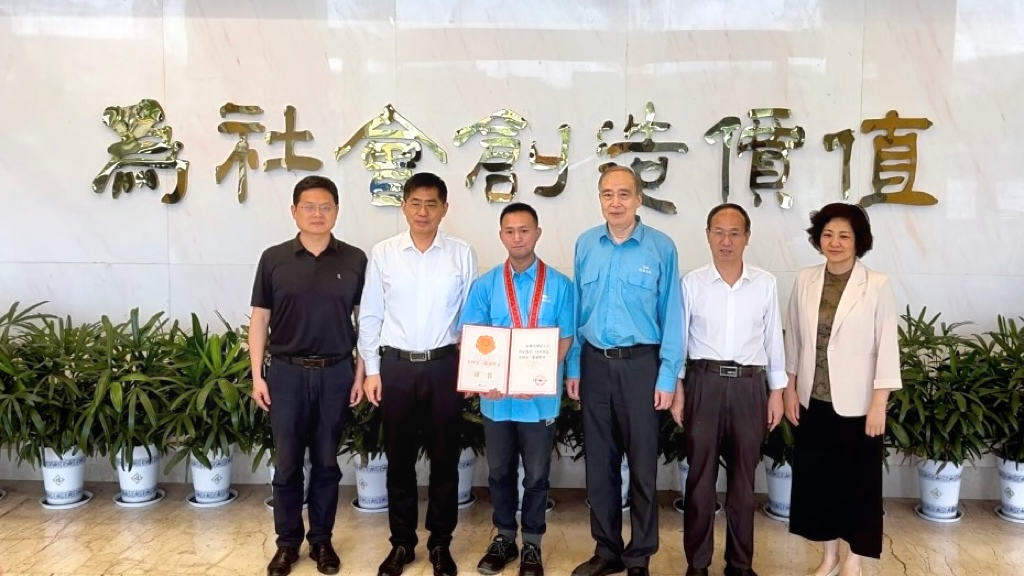 省、市總工會(huì)為皖南電機(jī)&ldquo;全國(guó)五一勞動(dòng)獎(jiǎng)?wù)?rdquo;獲得者授牌頒獎(jiǎng)